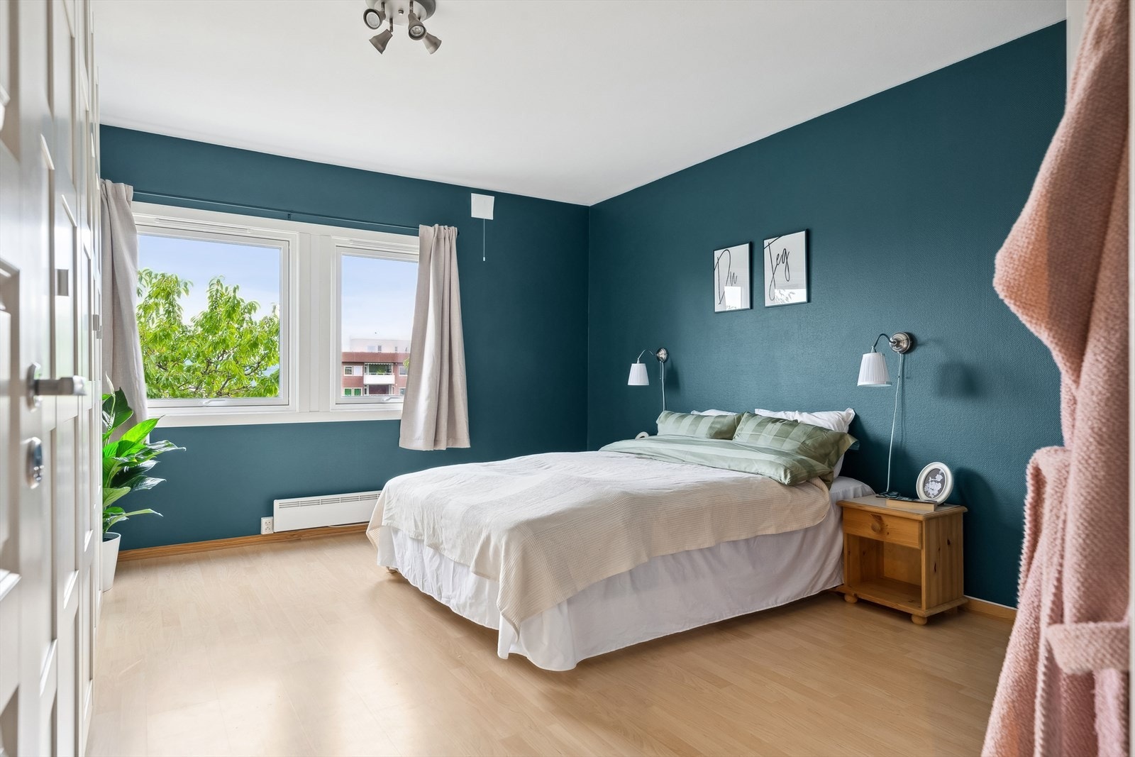 Hovedsoverommet er ca 16,8 m² og har god plass til dobbelseng med tilhørende nattbord. Galleribilde