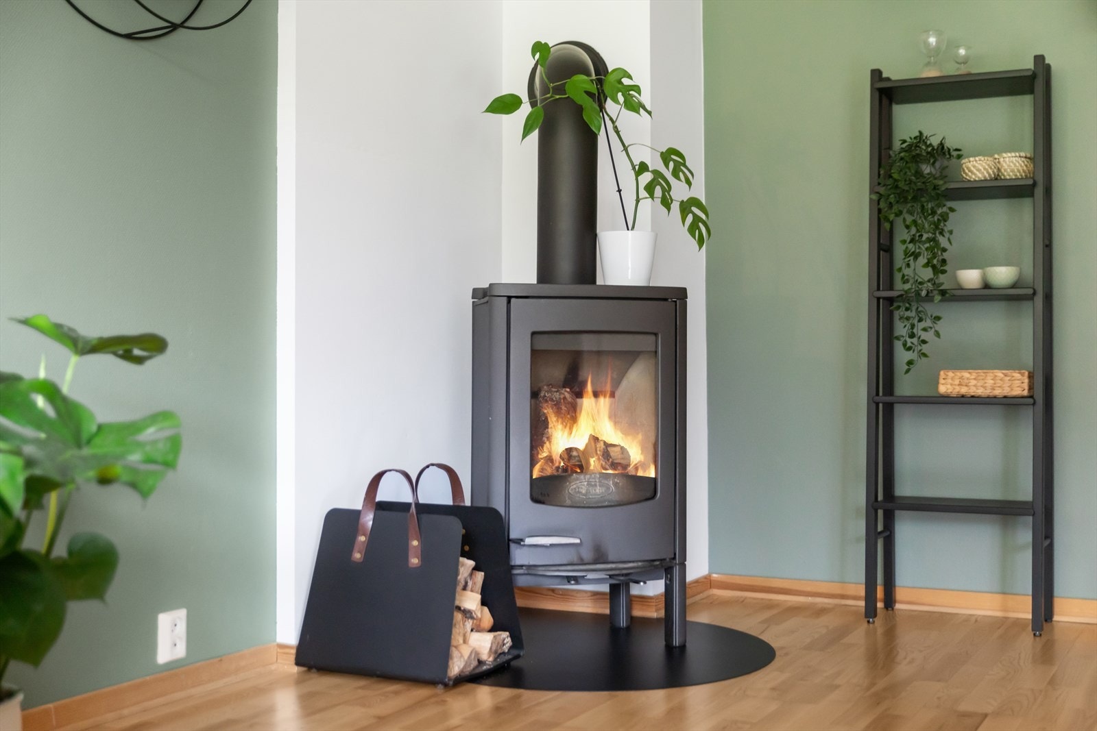 På stuen er det også montert en flott, rentbrennede vedovn som gir god stemning og fin innetemperatur på kjølige høst- og vinterkvelder. Galleribilde