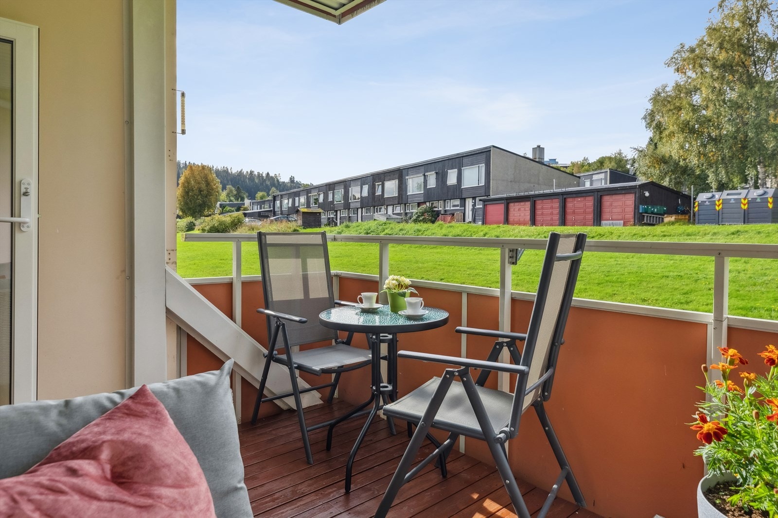 Fra balkongen har du fint utsyn mot borettslagets fellesarealer. Galleribilde