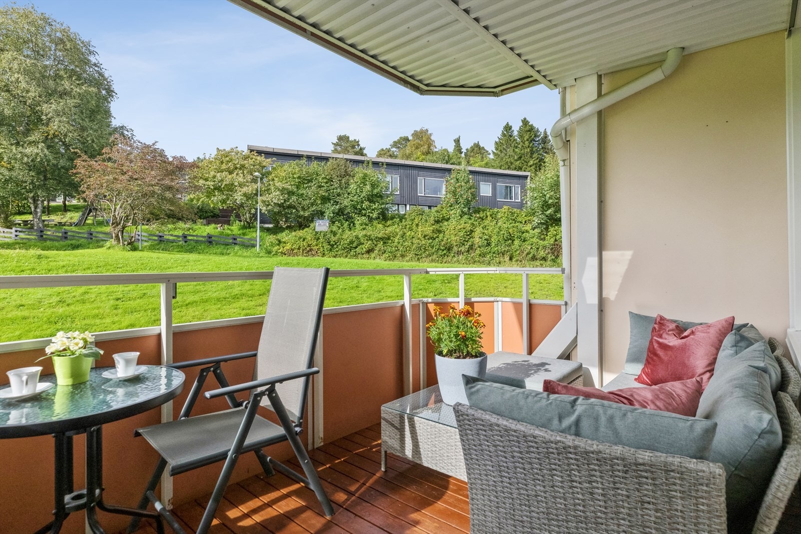 Balkongen har god plass til utemøbler. Galleribilde