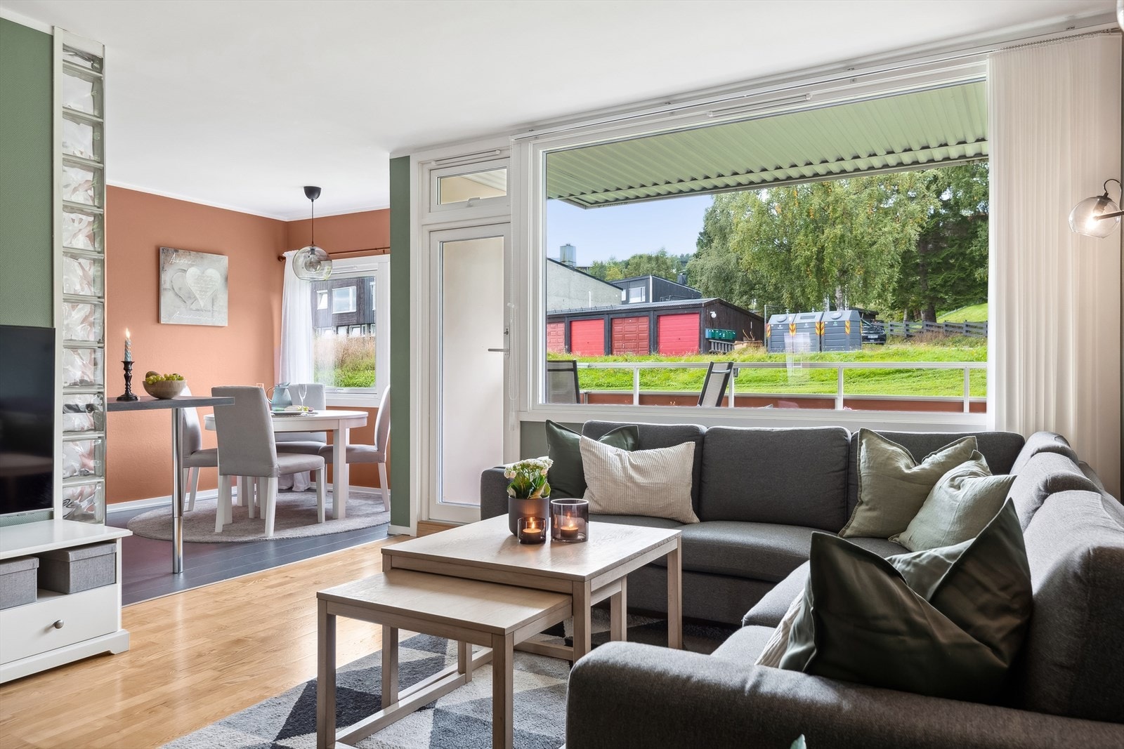 Fra stuen er det delvis åpen løsning mot kjøkkenet. Galleribilde