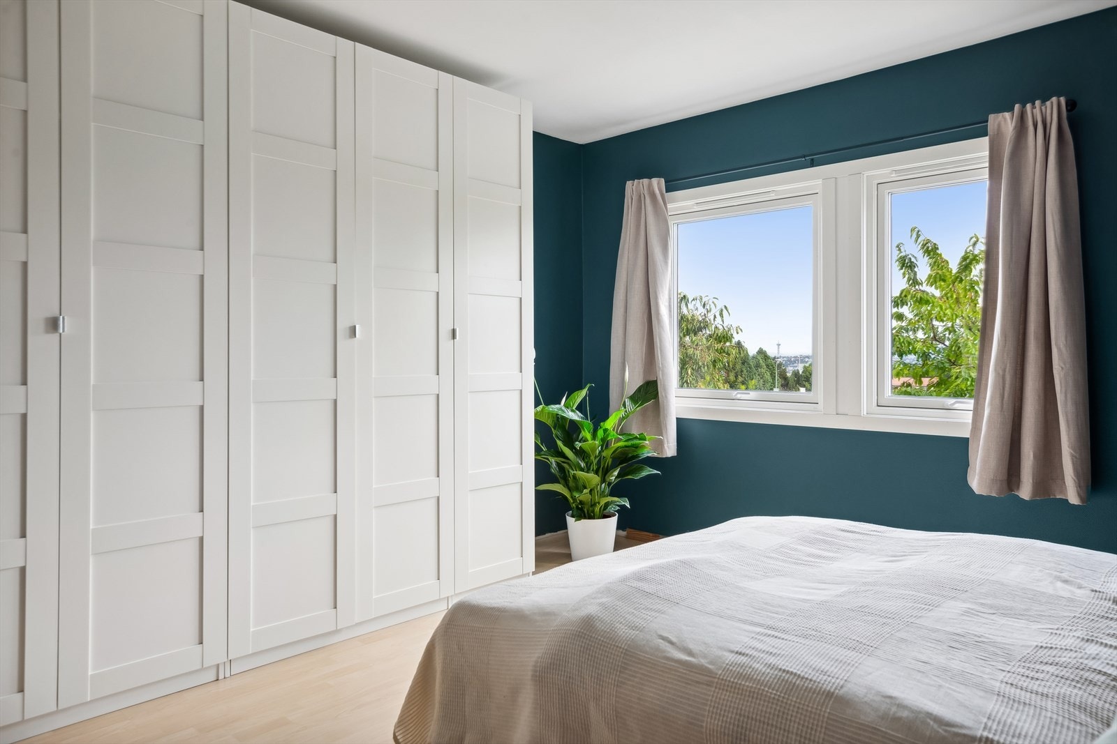 Soverommet har en flott og romslig garderobeløsning. Galleribilde