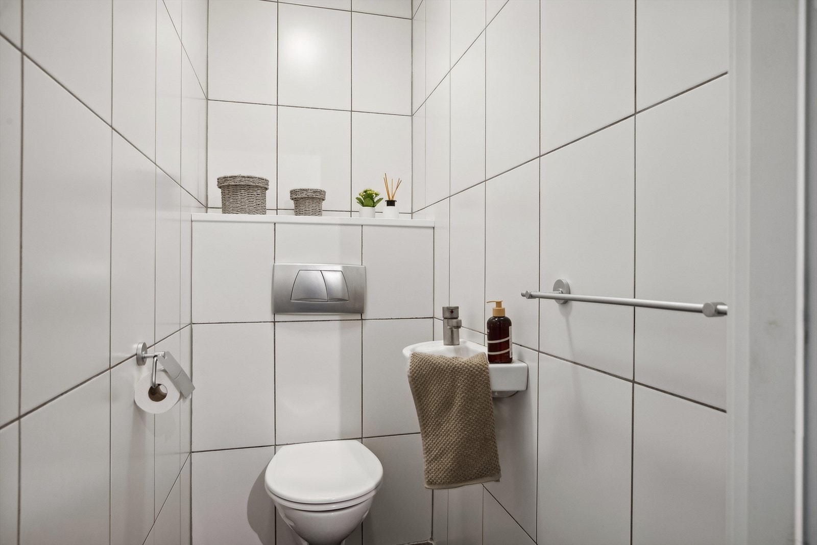 Toalettrommet er ca 1,6 m² og har vegghengt wc samt servant. Galleribilde