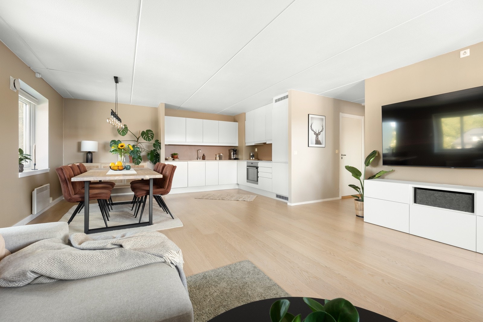Vi går videre gjennom stuen og ut i mellomgangen til soverommene. Galleribilde