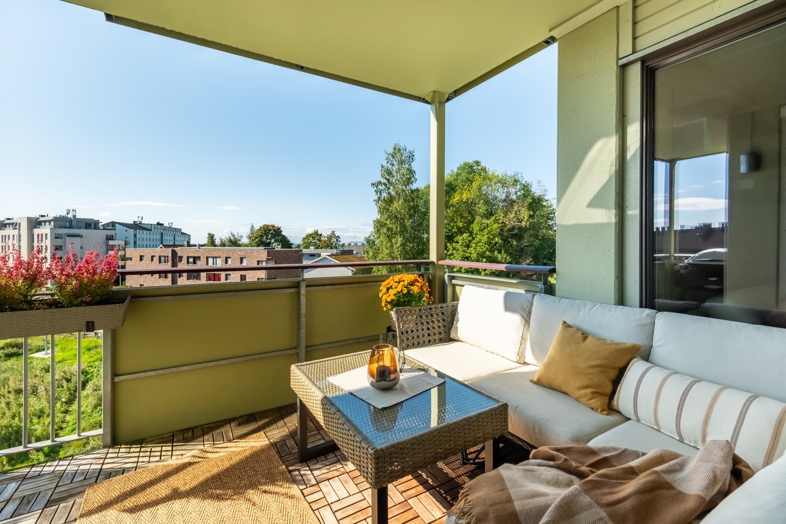 Vi tar en rask sniktitt på den deilige balkongen. Mer av denne får du se senere. Galleribilde