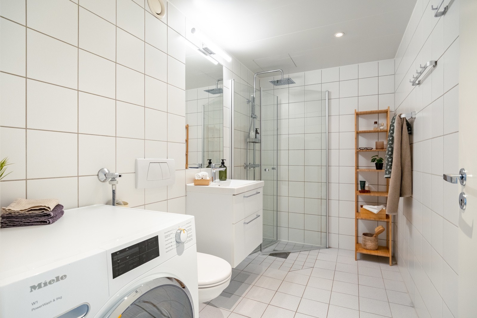 Det er innredet med dusjhjørne med innfellbare dører (montert i 2024), servantskap med oppbevaring og speil med belysning over. Galleribilde