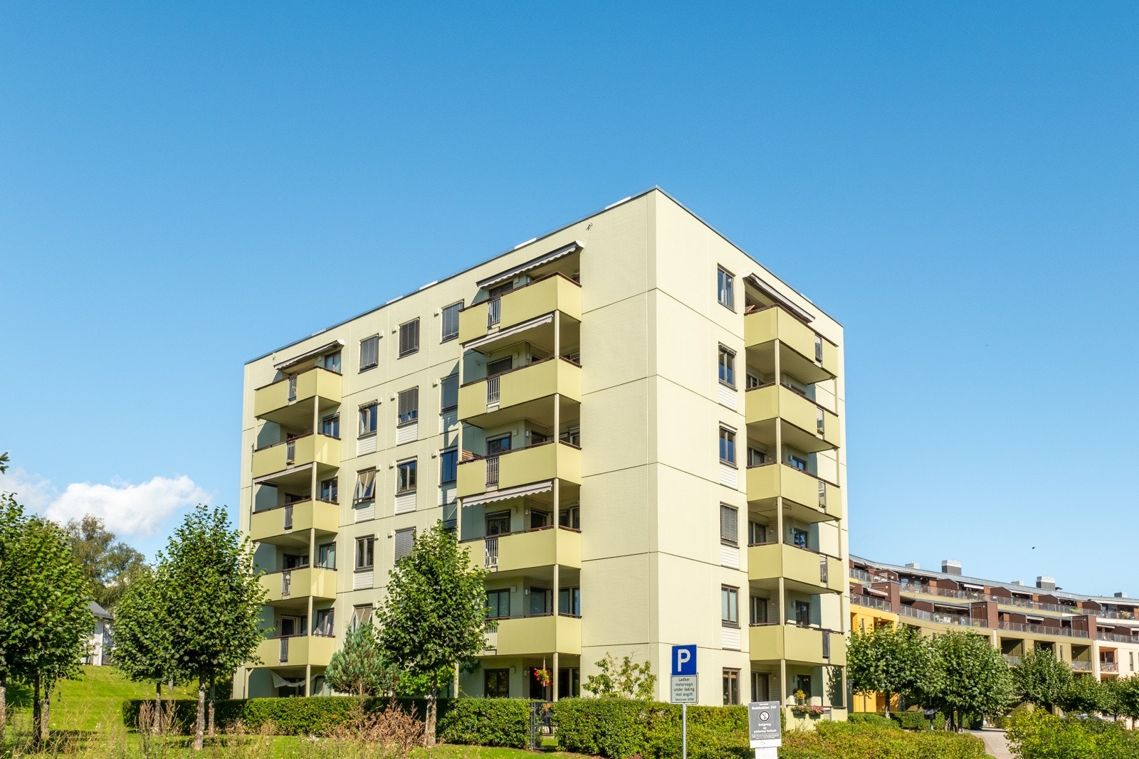 Sameiet Badebakken 2-34 består av tre bygninger med til sammen 259 boligseksjoner og en barnehage, med en underjordisk garasje som binder byggene sammen. Galleribilde
