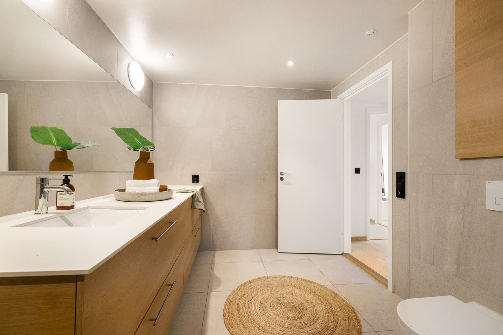 Badet ved master bedroom er av god størrelse. Galleribilde