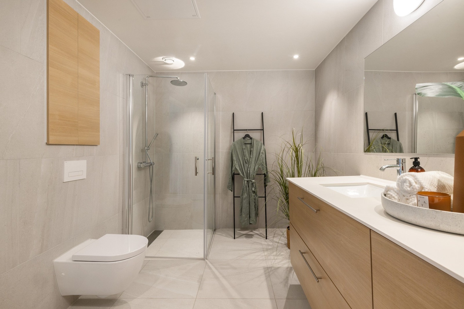 De store 60 x 60 flisene gir et moderne utrykk på badet. Galleribilde