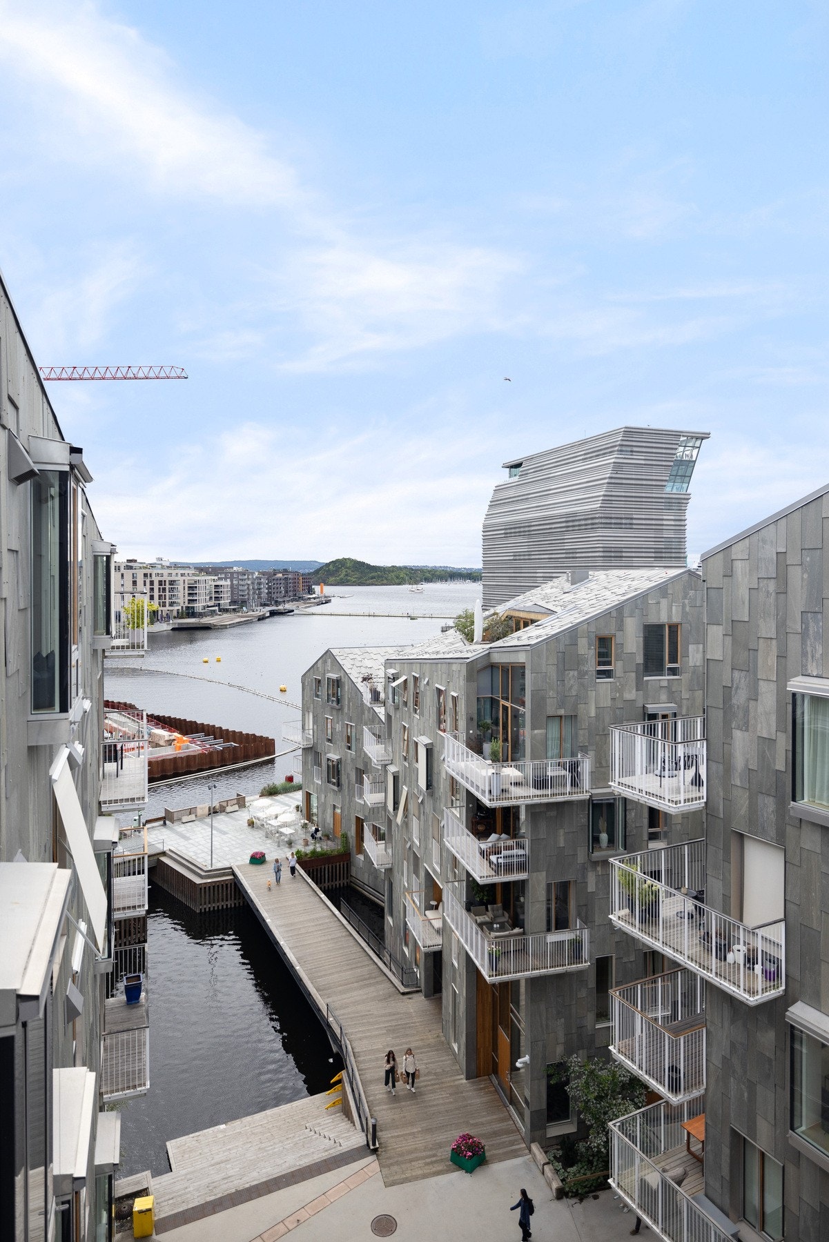 Byggene trappes gradvis ned mot fjorden. Galleribilde