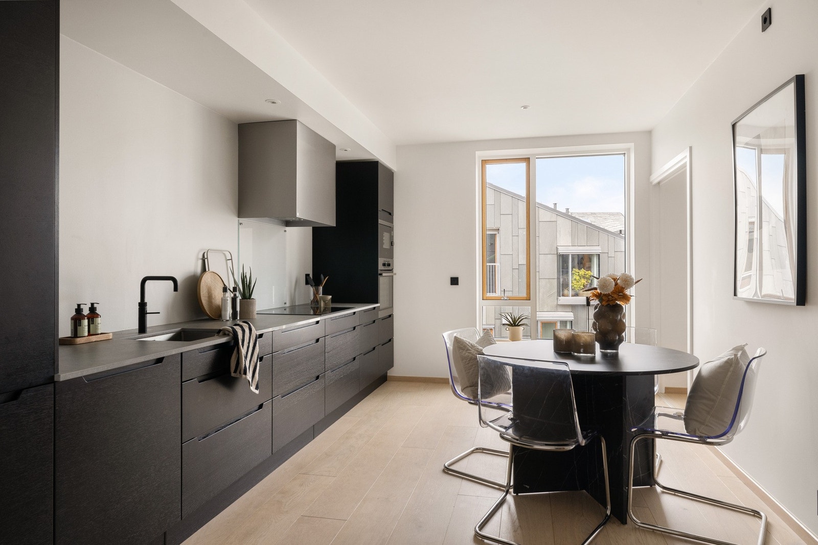 Moderne og stilrent kjøkken fra HTH med integrerte hvitevarer. Galleribilde