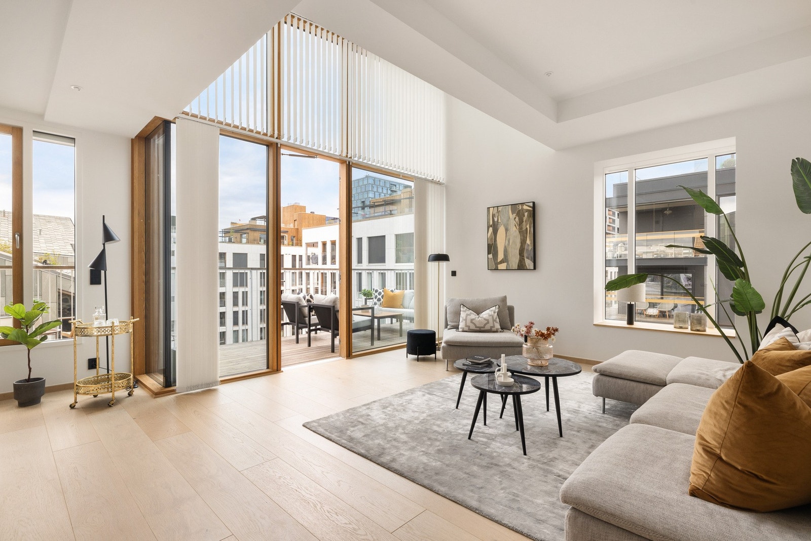 Stor stue med vinduer fra gulv til tak. Galleribilde