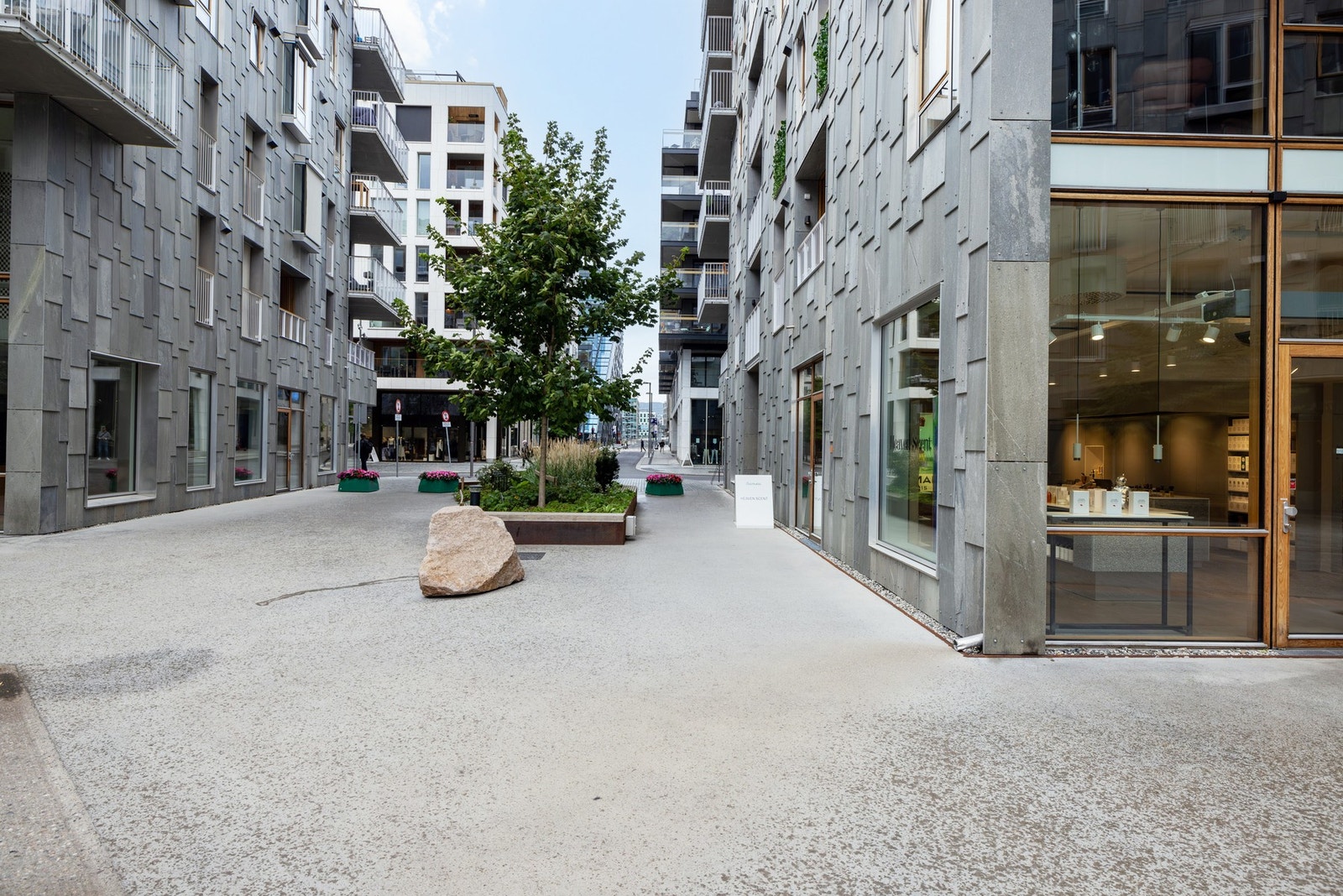 På gateplan finner du et varierinde utvalg av butikker, gallerier og serveringsteder. Galleribilde