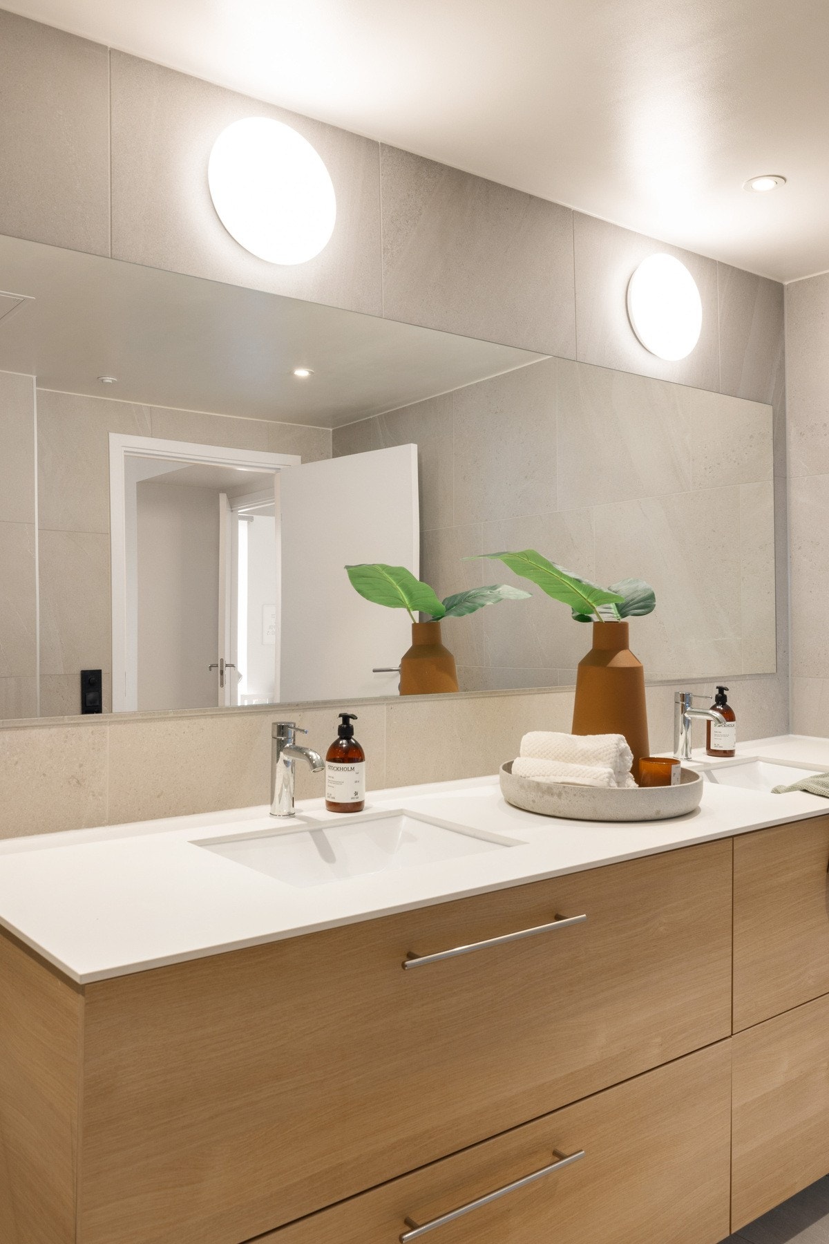 Stor dobbelservant med masse oppbevaringsplass. Galleribilde