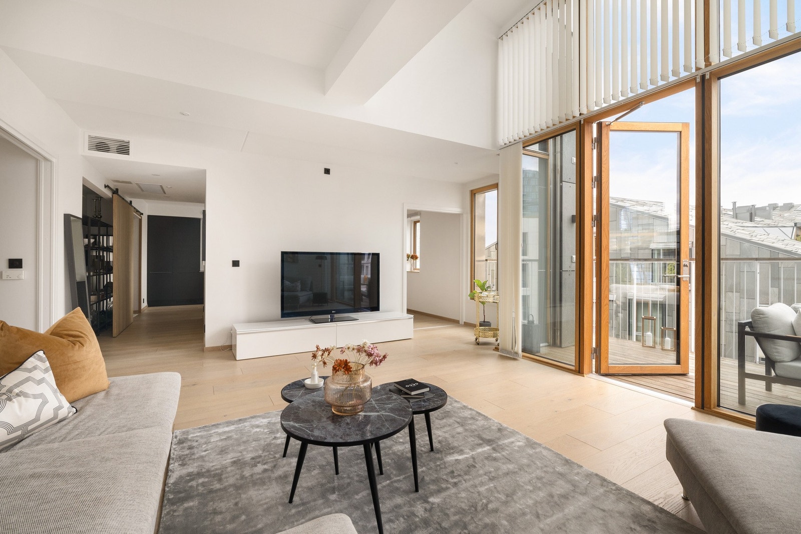 Romslig stue med gode møbleringsmuligheter. Galleribilde