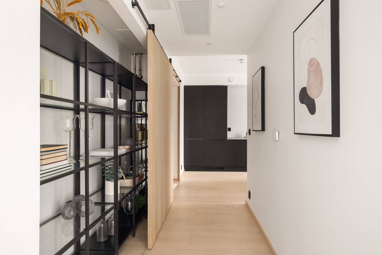 Mellomgang med plass til ekstra oppbevaring. Galleribilde