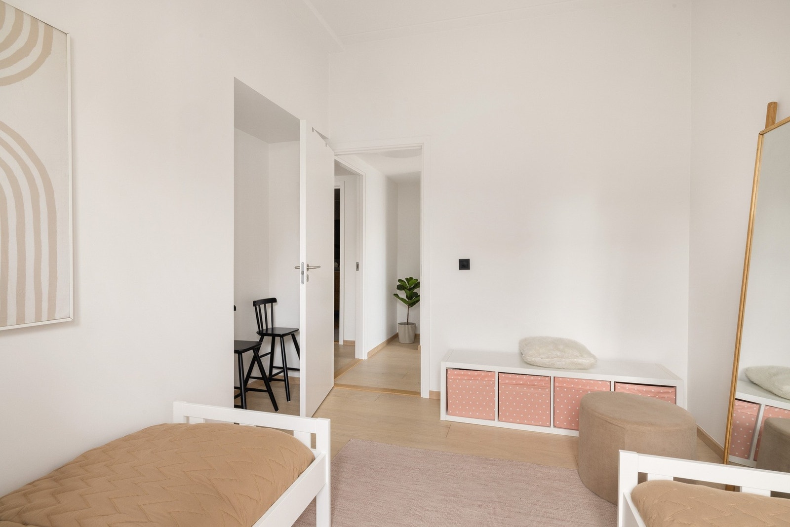 Rommet er av god størrelse og har avsatt plass til garderobe. Galleribilde