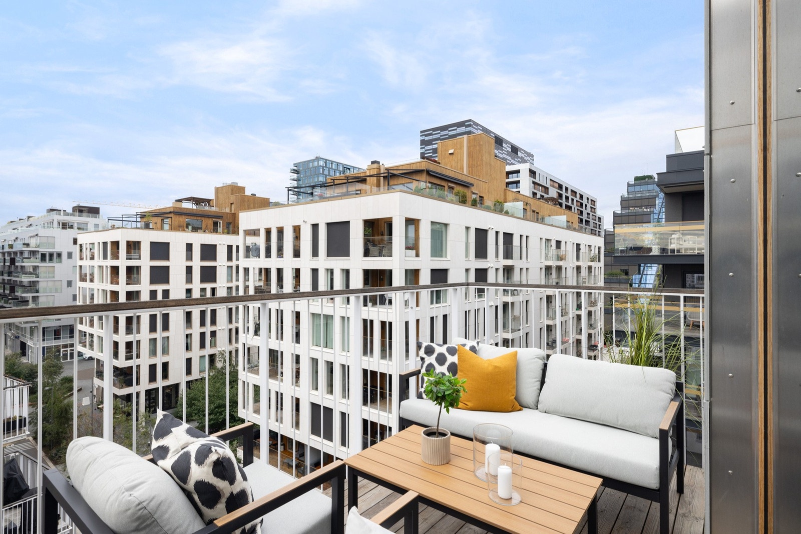 Fra balkongen har man også flott utsikt utover nabolaget, med Barcode-rekken i bakgrunnen. Galleribilde