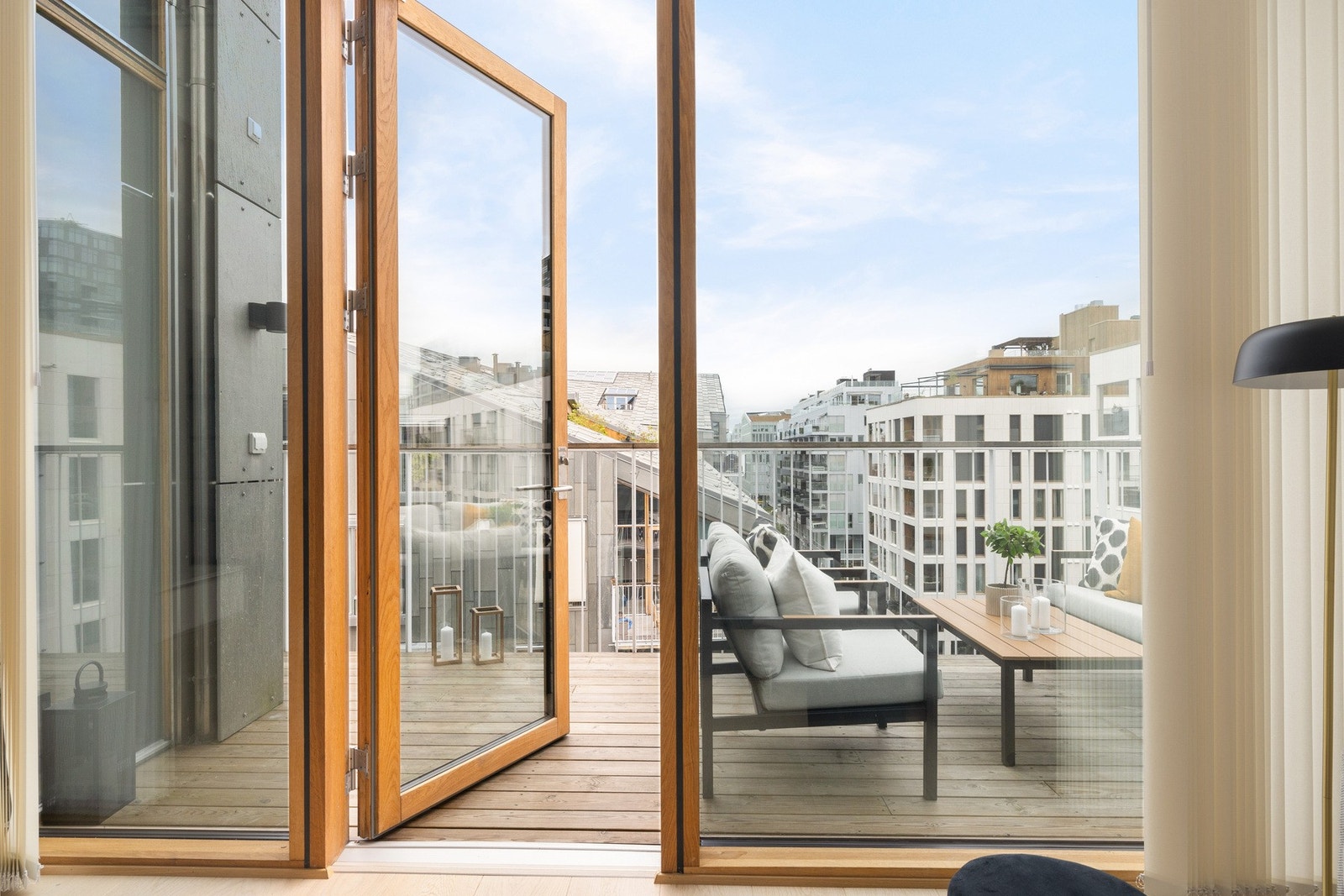 Den store balkongdøren i eik gir en eksklusiv følelse. Galleribilde