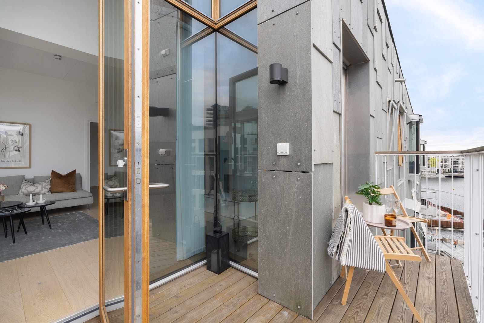 Luftig balkong med flotte solforhold. Galleribilde