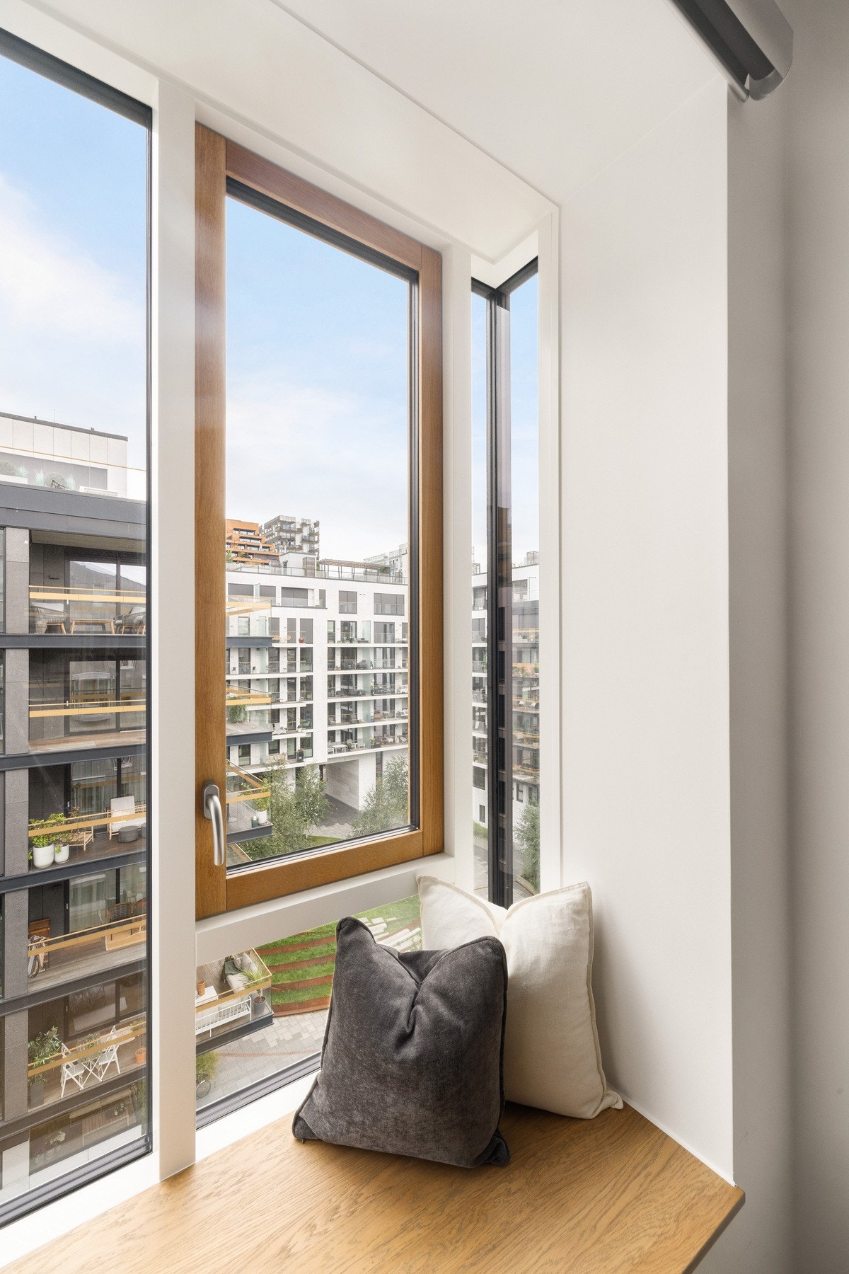 Dypt karnappvindu på soverommet. Her kan du sette deg ned med en god bok. Galleribilde