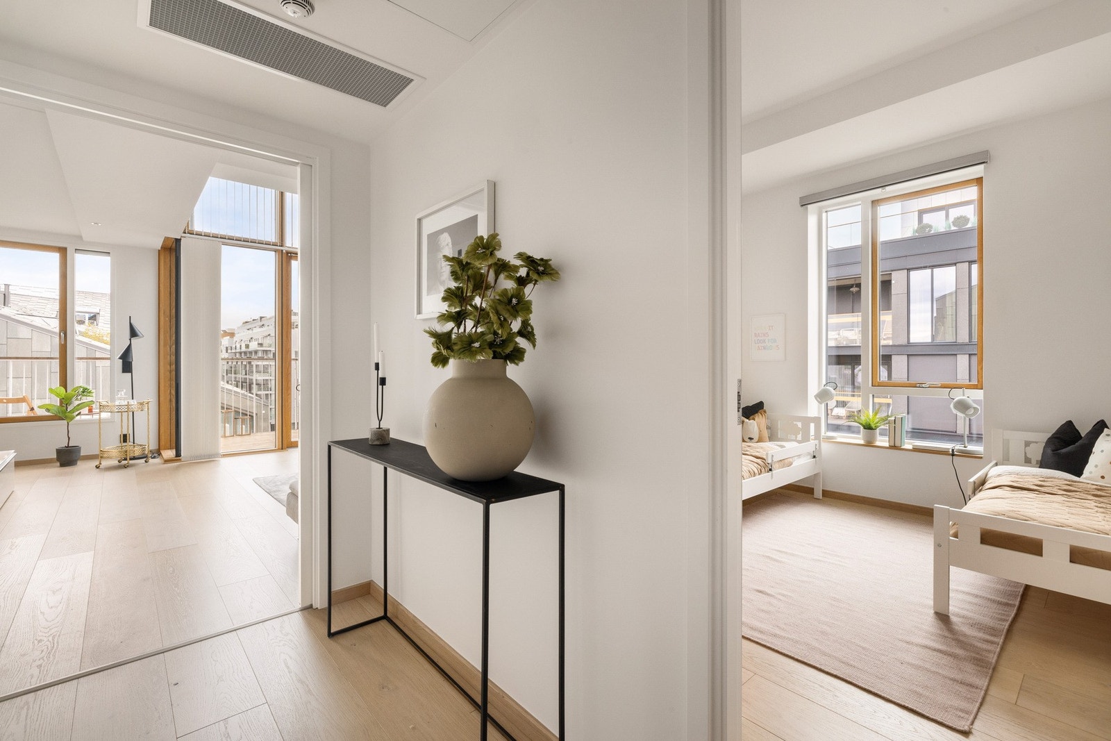 Mellomgang fra stue inn mot soverom 1 og 2. Galleribilde