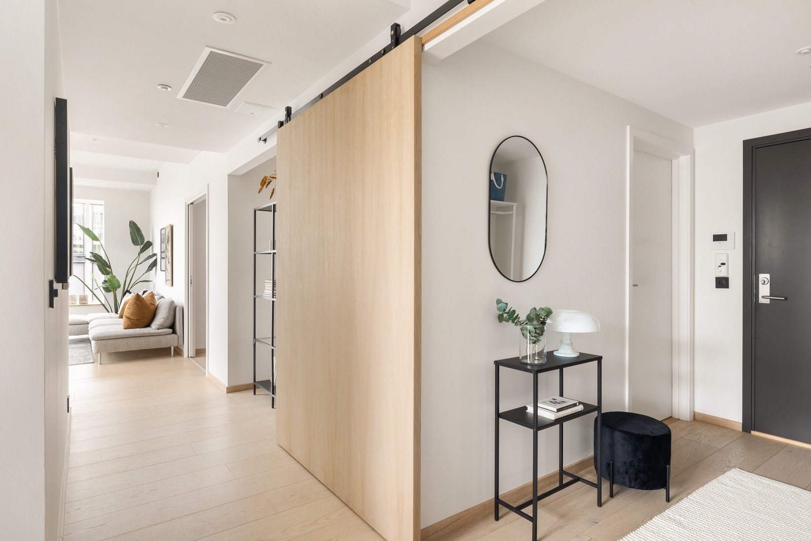 Stor skyvedør i eik er bare en av mange lekre detaljer i boligen. Galleribilde