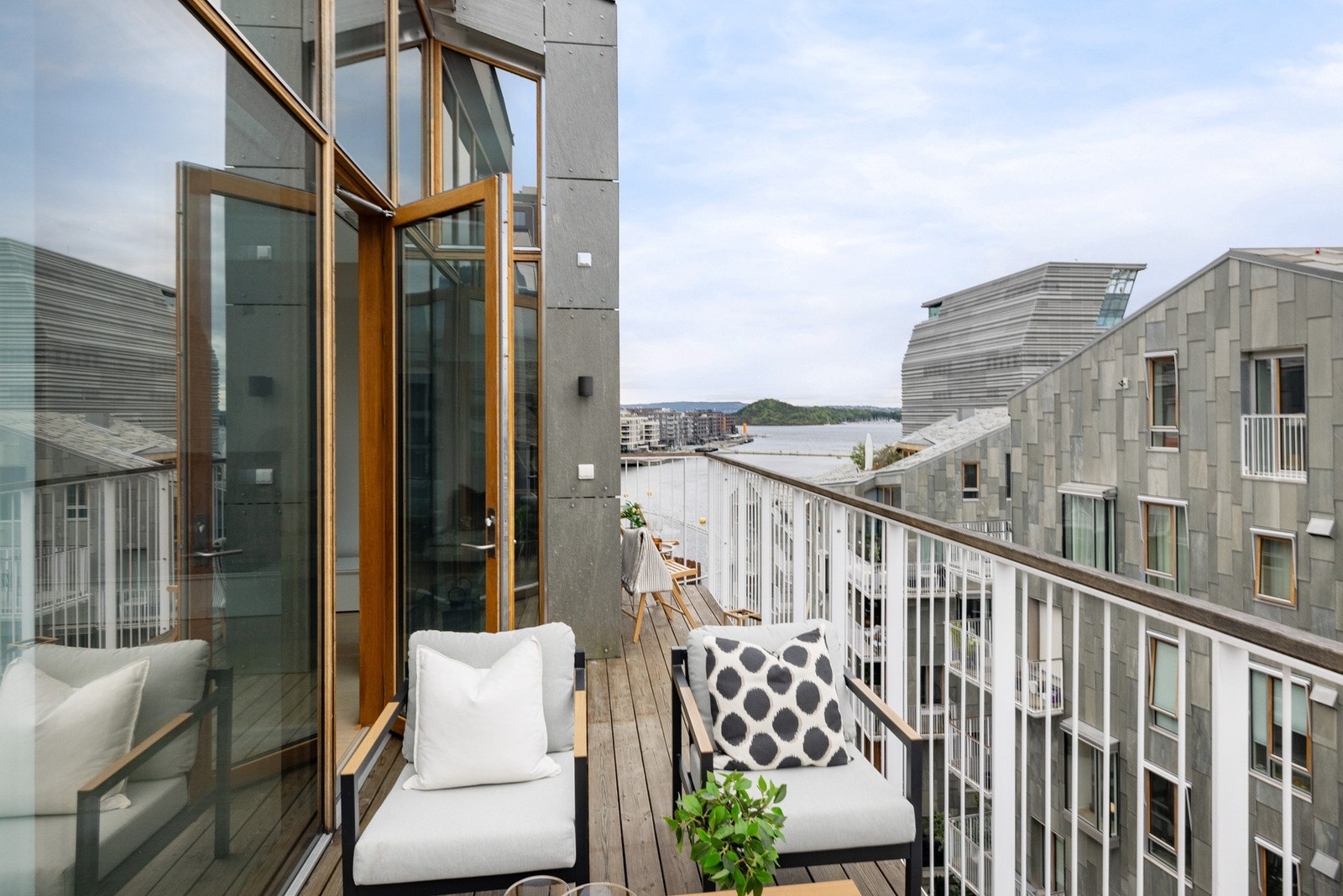 Balkong med gode solforhold og flott utsikt. Galleribilde