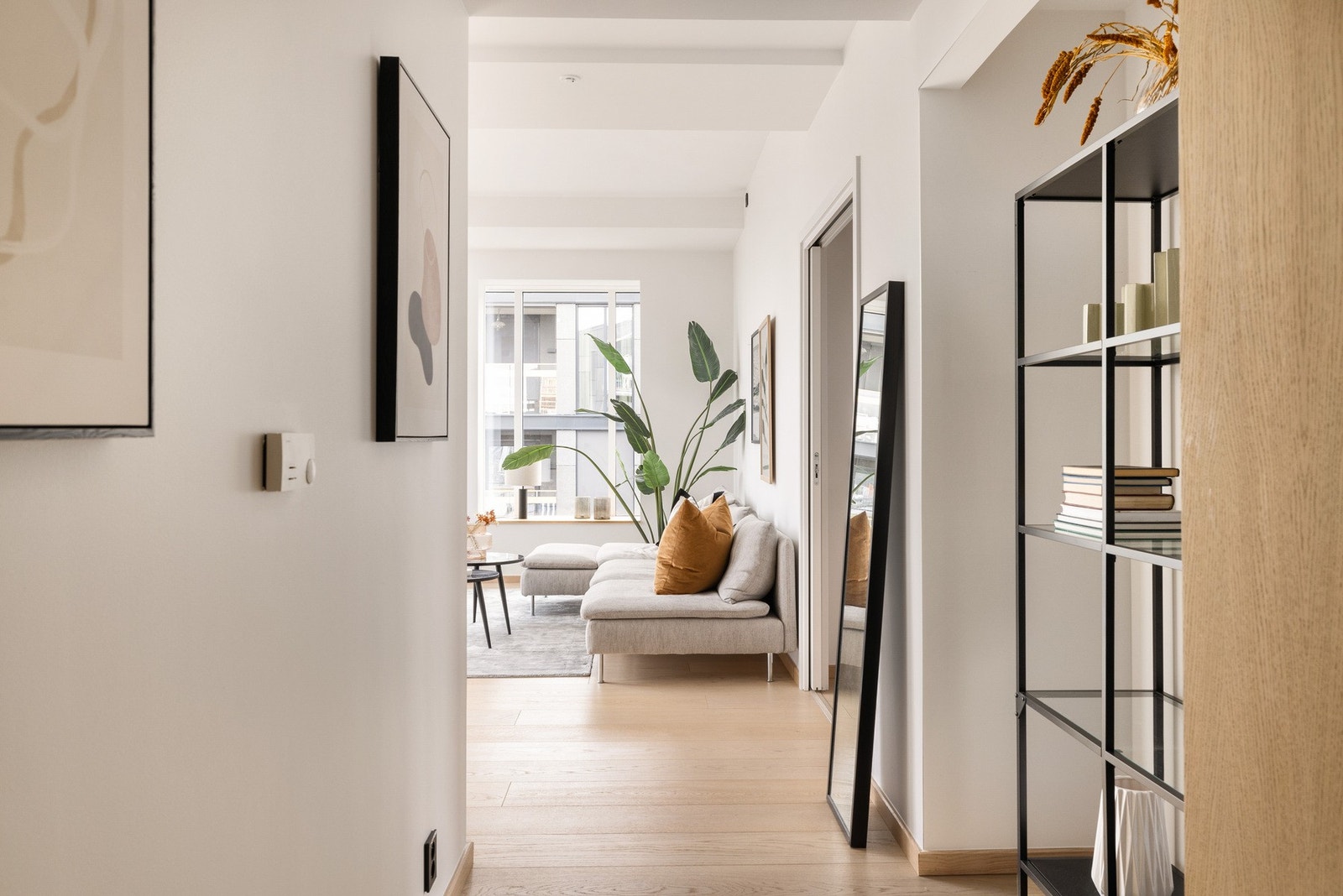 Mellomgang mellom kjøkken og stue. Galleribilde