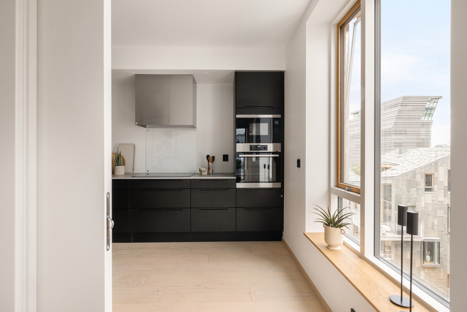 Ovn og mikro i høyskap. Legg merke til detaljene av eik ved vinduet. Galleribilde