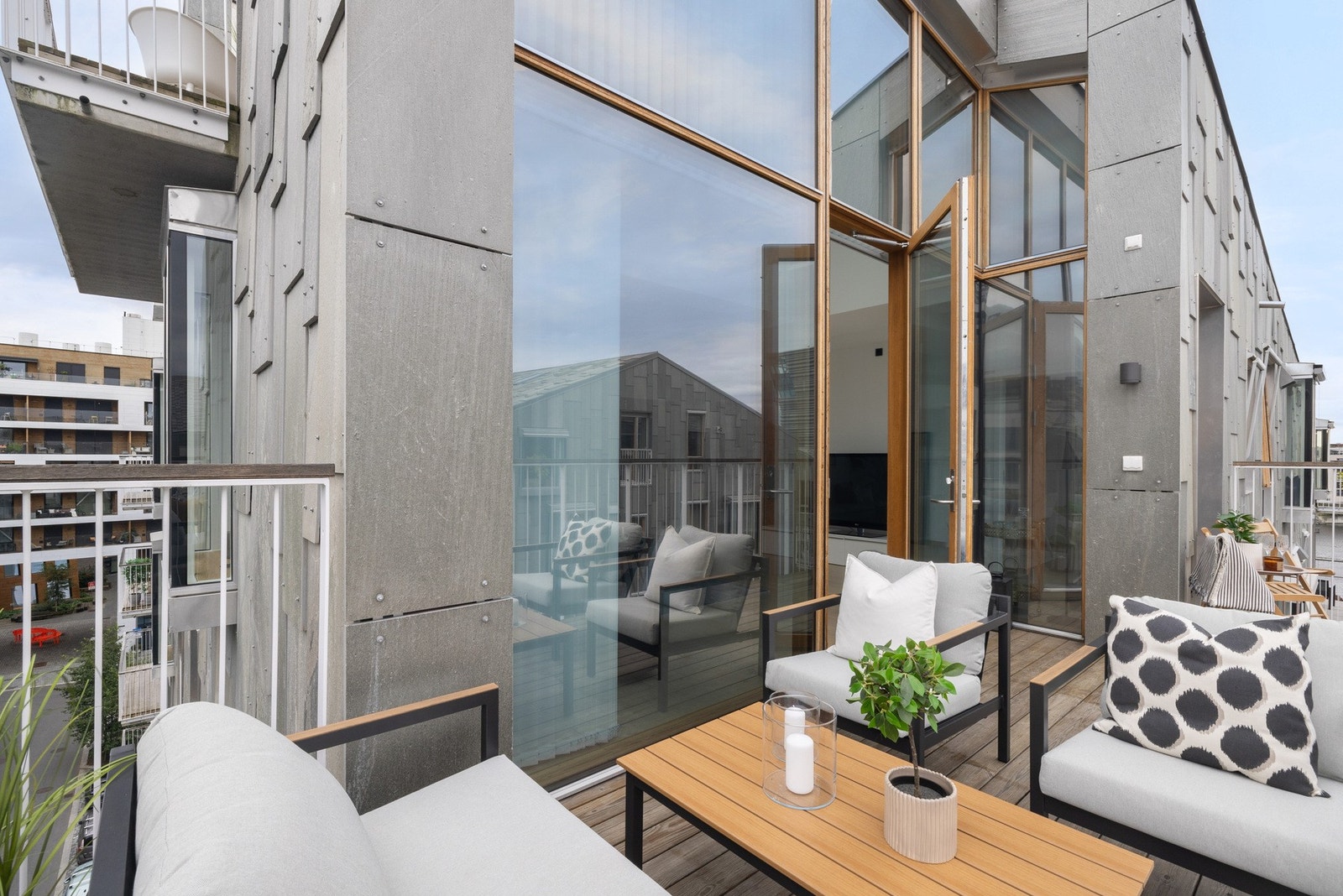 Fasaden er belagt med Oppdalskifer. Galleribilde