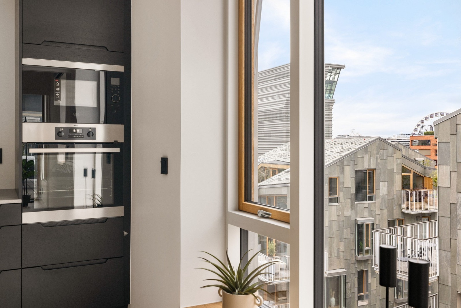 De store vinduene gir gode lysforhold på kjøkkenet. Galleribilde