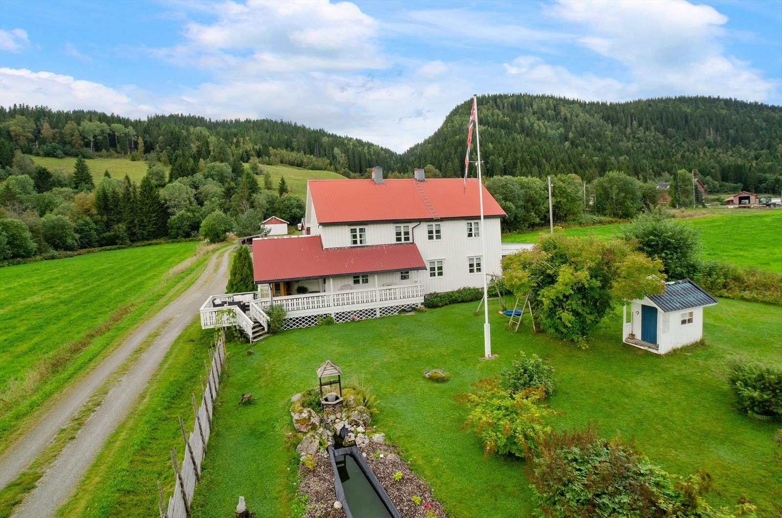 Fasade, pent opparbeidet tomt i front av boligen Galleribilde