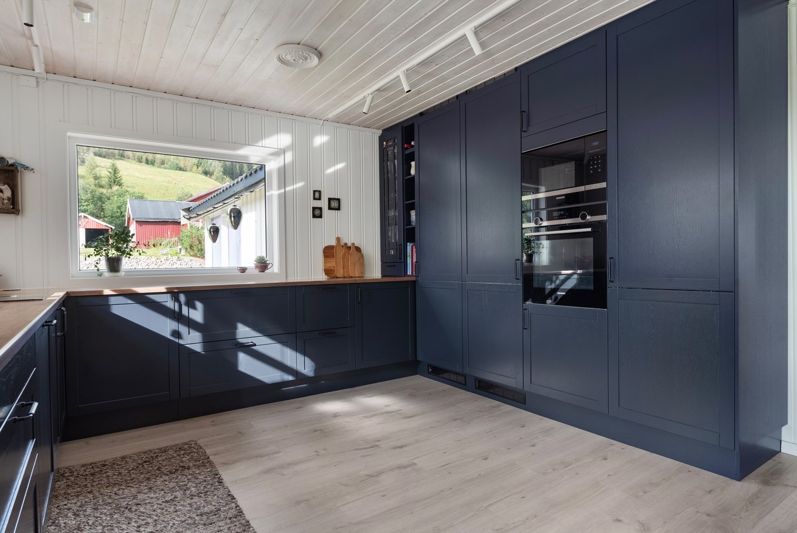 Nyere pent kjøkken med innebygde hvitevarer Galleribilde