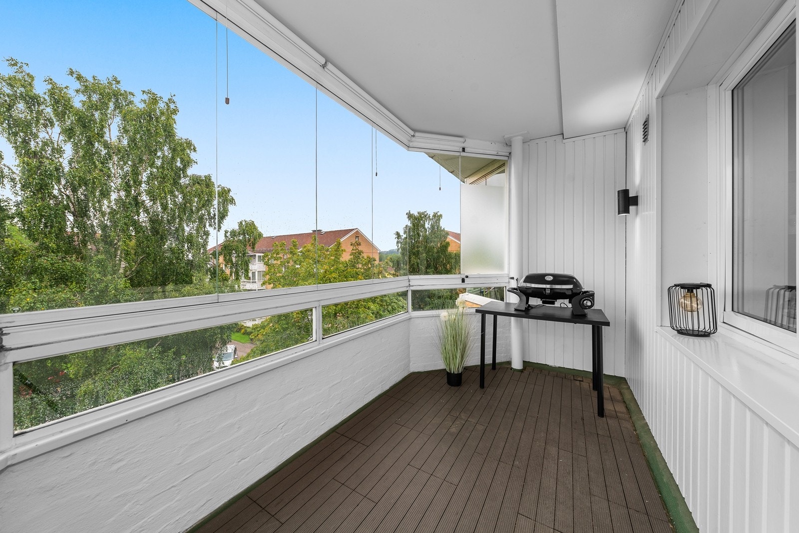 Ca. 7 kvm overbygget og skjermet balkong. Galleribilde