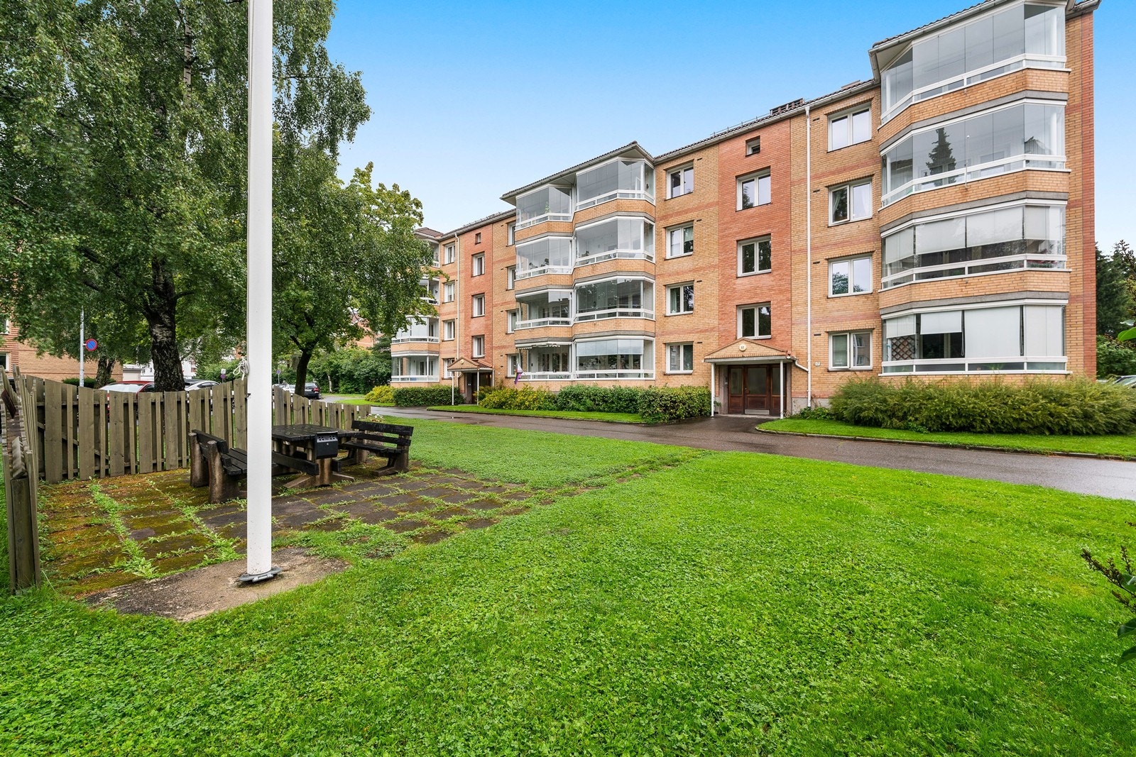 Eiertomt på 39680 kvm som tilhører borettslaget. Tomten er fellesareal og er meget pent stelt med grøntområder mellom og rundt blokkene. Galleribilde