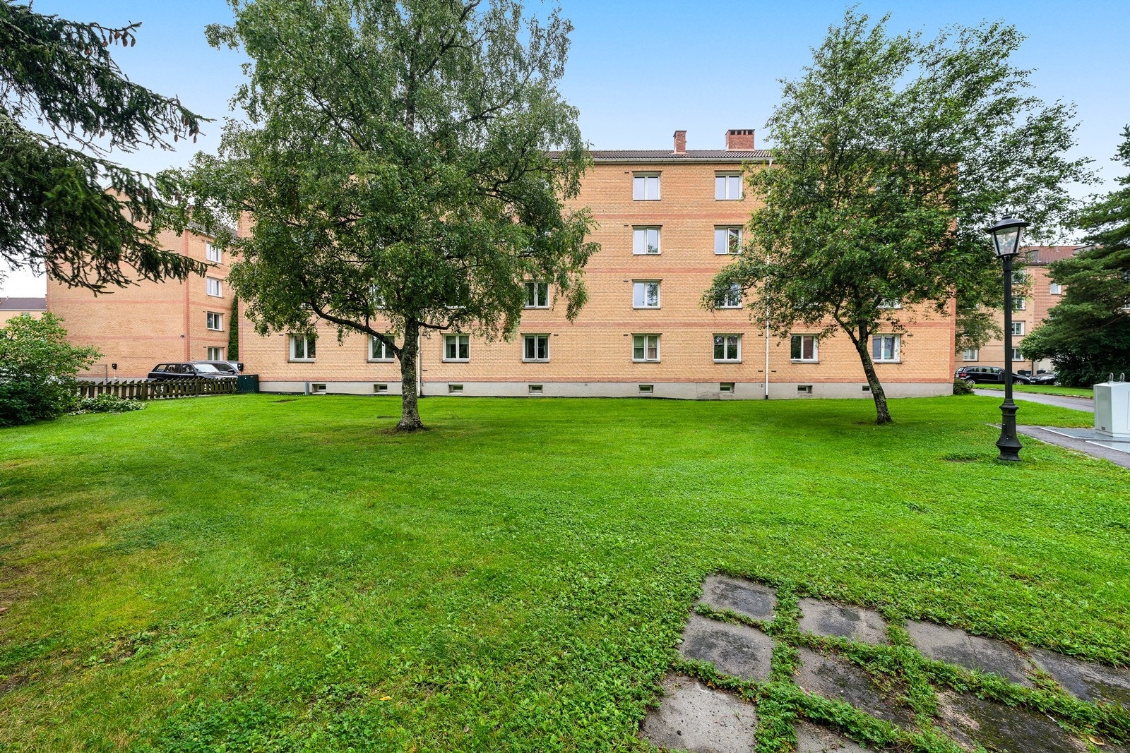 Barnevennlig og hyggelig område. På borettslagets fellesområde finner du en stor lekeplass med mulighet for grilling. Galleribilde