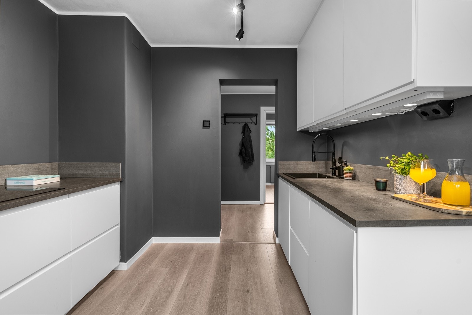 Ikea kjøkkeninnredning fra 2021 med glatte fronter, laminat benkeplate. Galleribilde