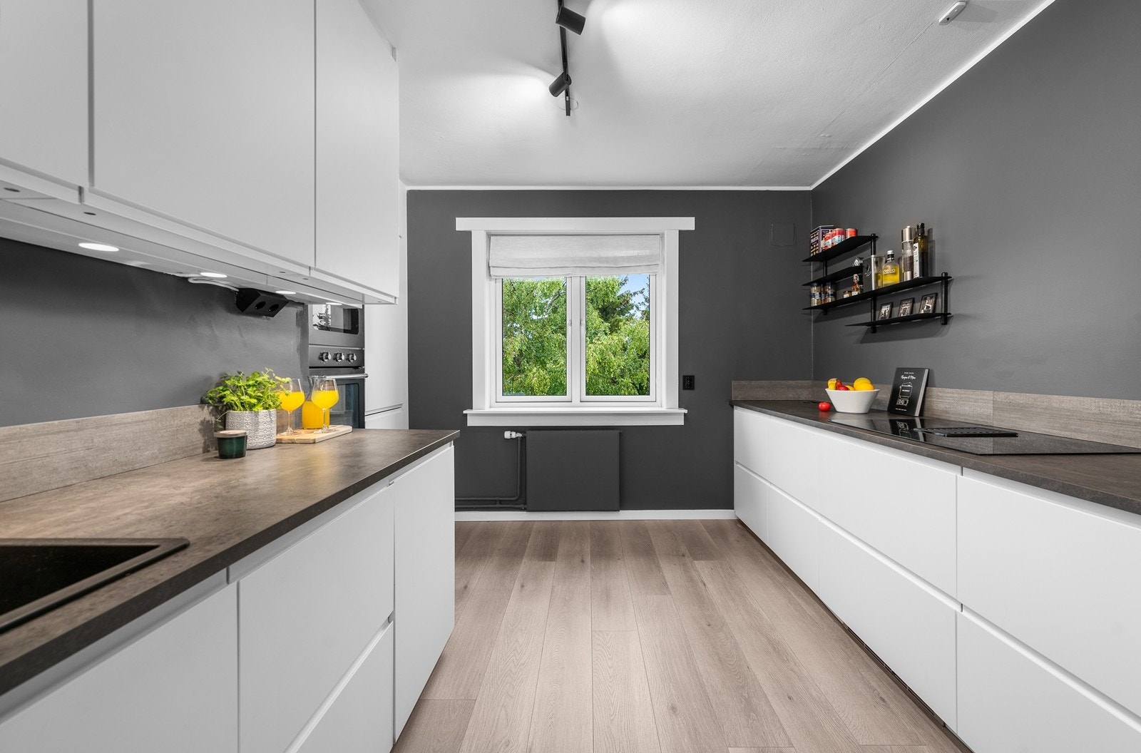 Leiligheten har et lekkert kjøkken fra IKEA. Innredningen ble satt inn i 2021. Galleribilde