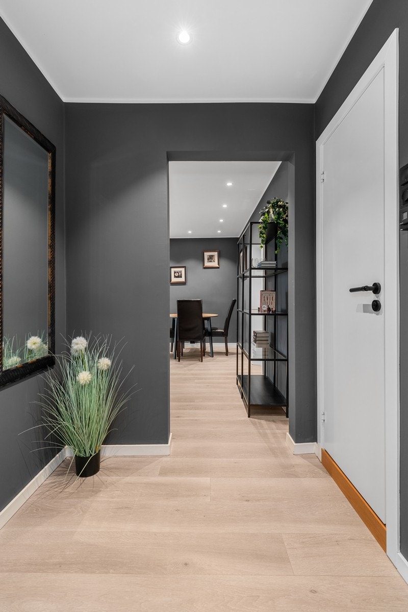 Det er laminat på gulv og downlights i himling. Galleribilde