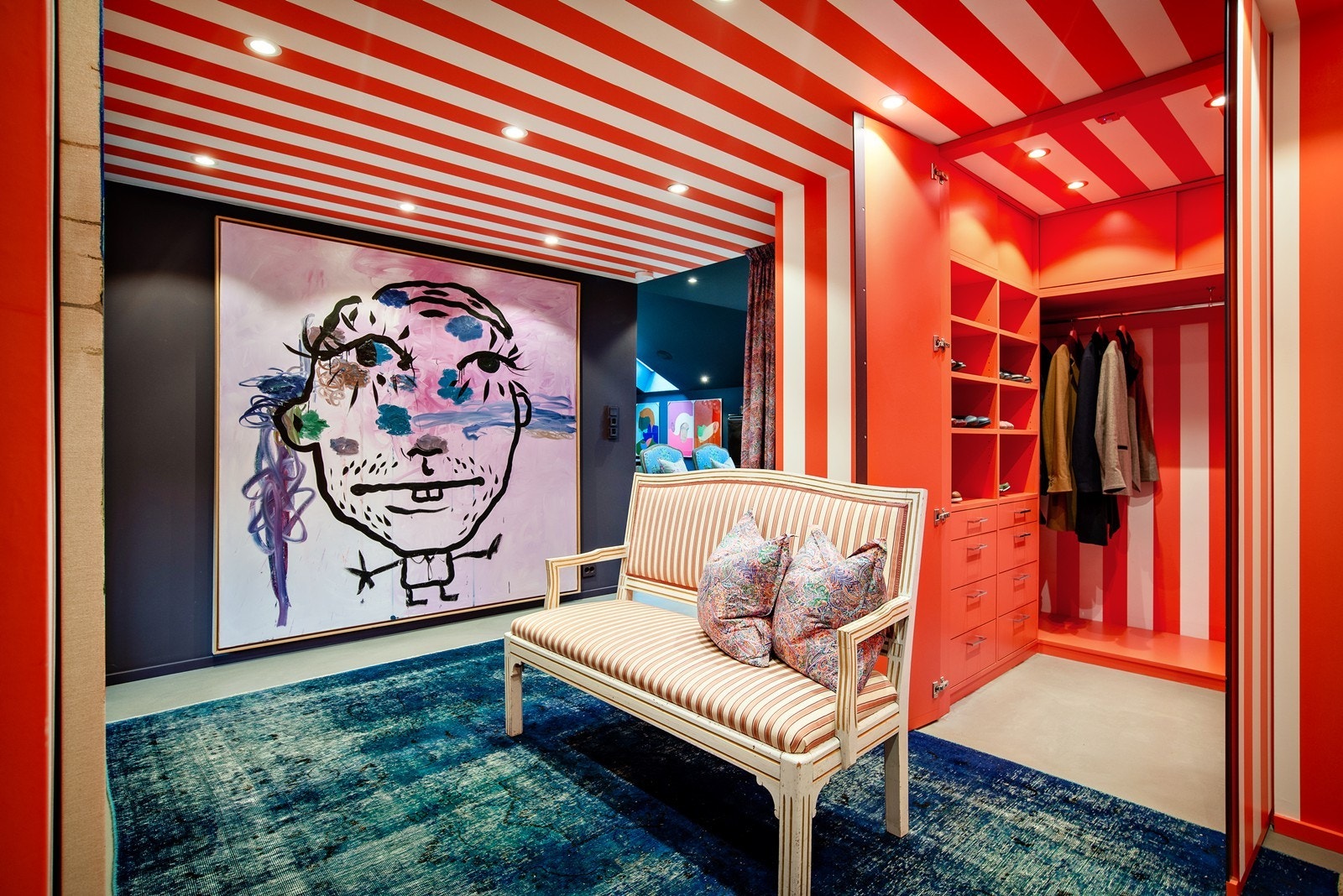 Skjult walk-in garderobe i hallen. Galleribilde