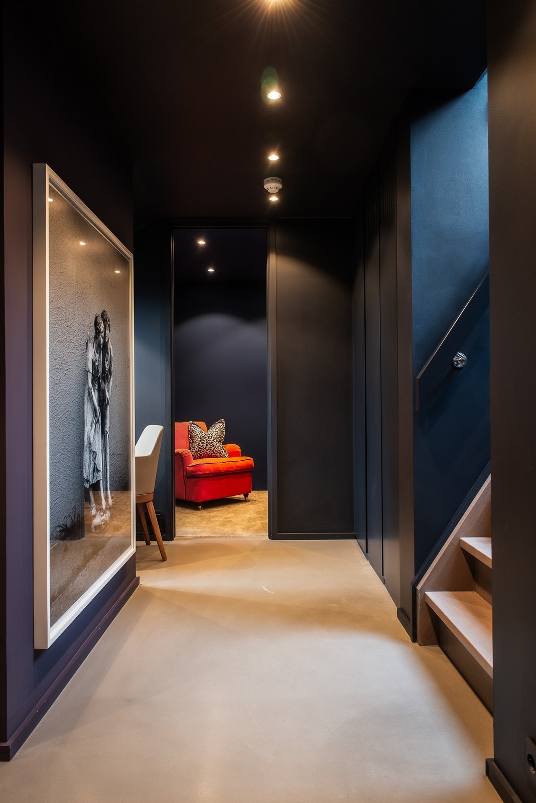Hall i øvre plan, trapp opp til takterrasse på høyre side, samt skjult nødutgang bak garderobedørene. Galleribilde