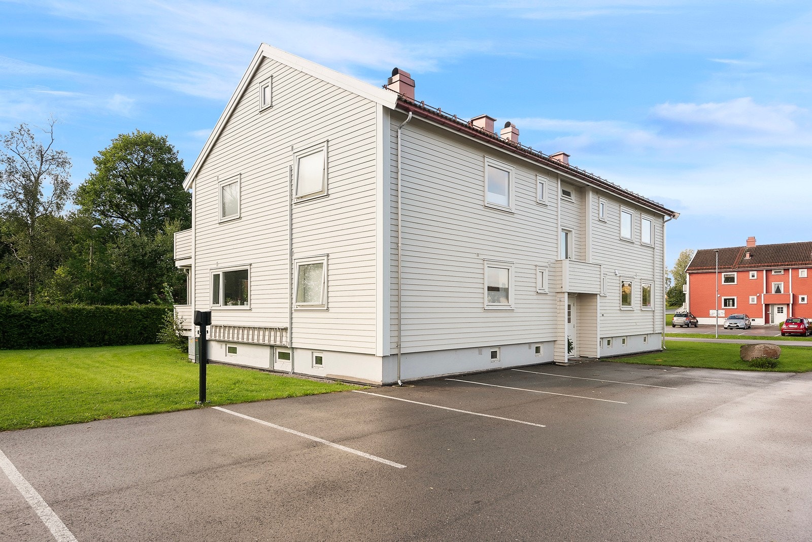 Boligen ligger i etablert og attraktivt boligstrøk på Nedre Råel, ca. 3,3 km fra Tønsberg sentrum. Galleribilde