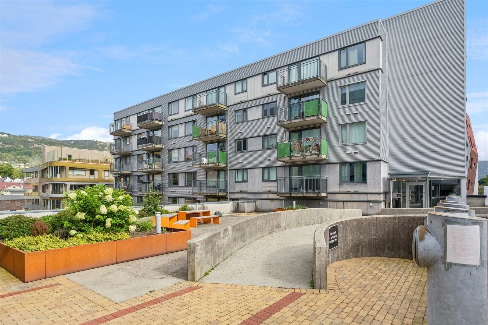 Leiligheten ligger på hjørnet i 4 etasje i enden mot sjøen. Galleribilde
