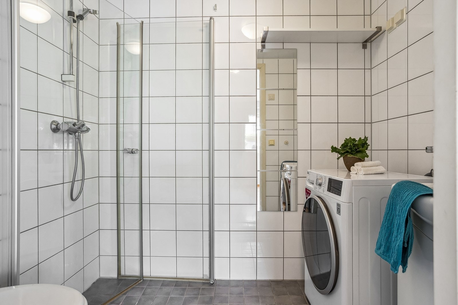 Baderommet har innfellbare dusjvegger og god plass til vaskemaskin. Galleribilde