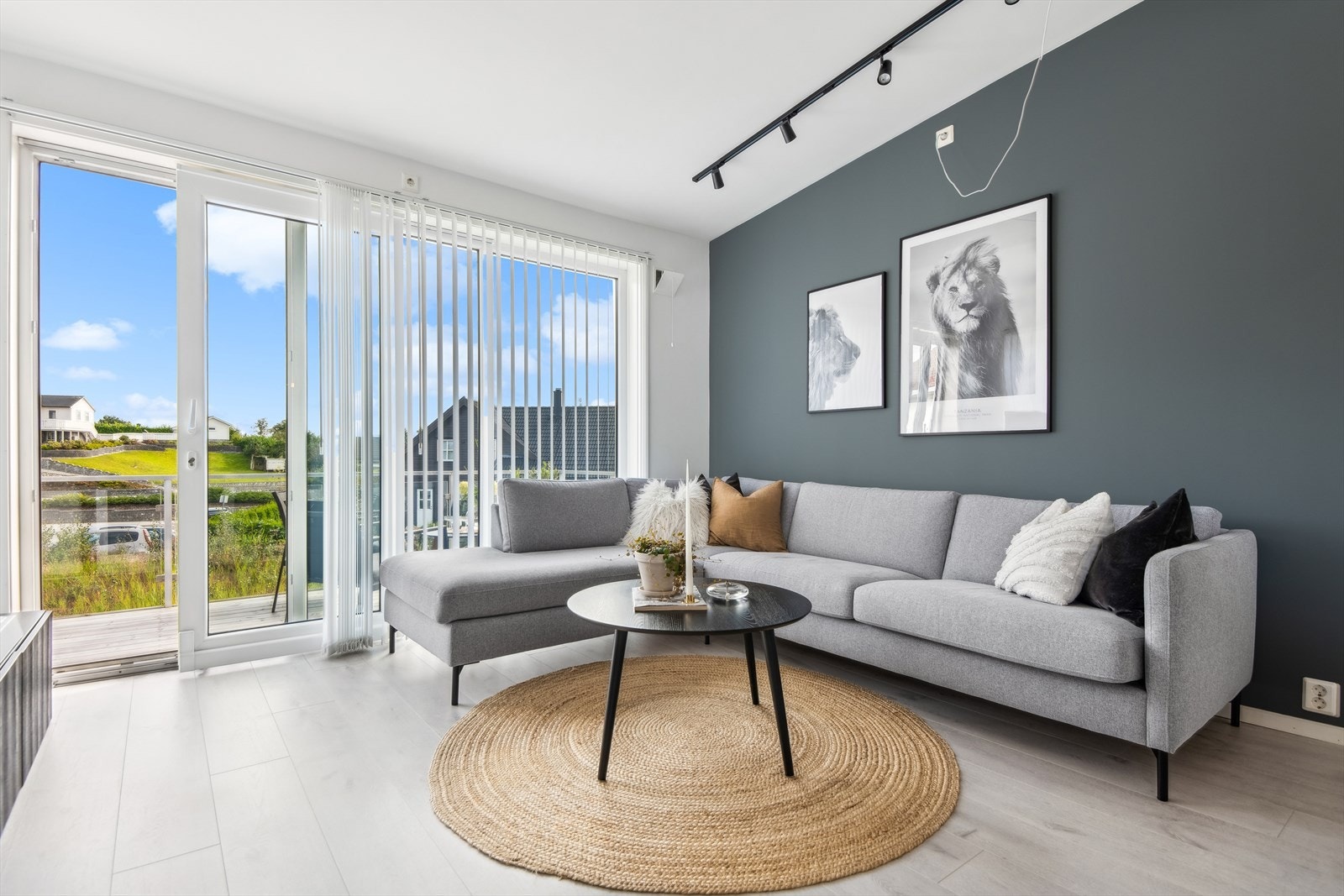 Store vinduer slipper inn godt med naturlig lys i boligen. Galleribilde
