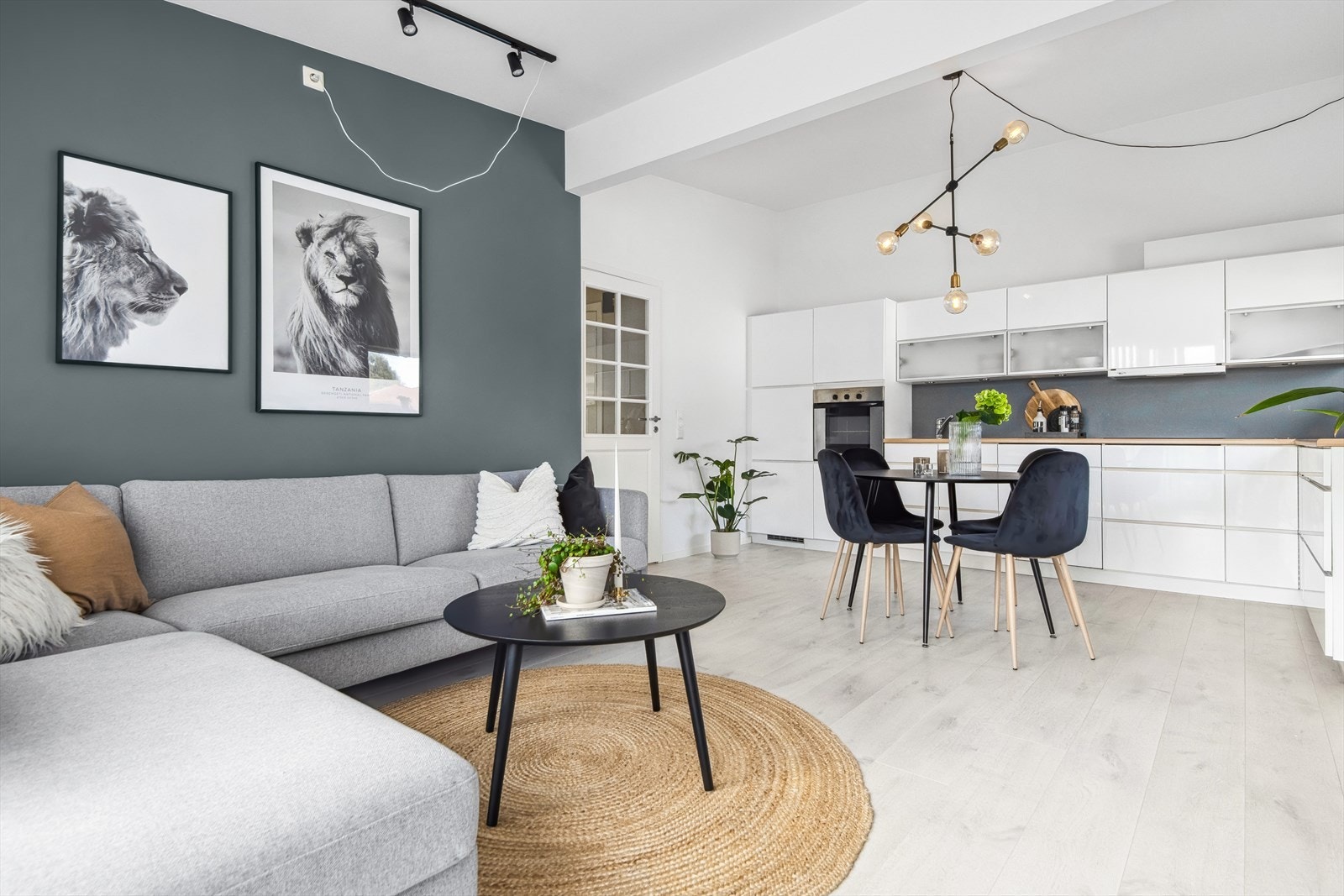 Kjøkkenet ligger i åpen løsning mot stuen med plass til spisebord. Galleribilde