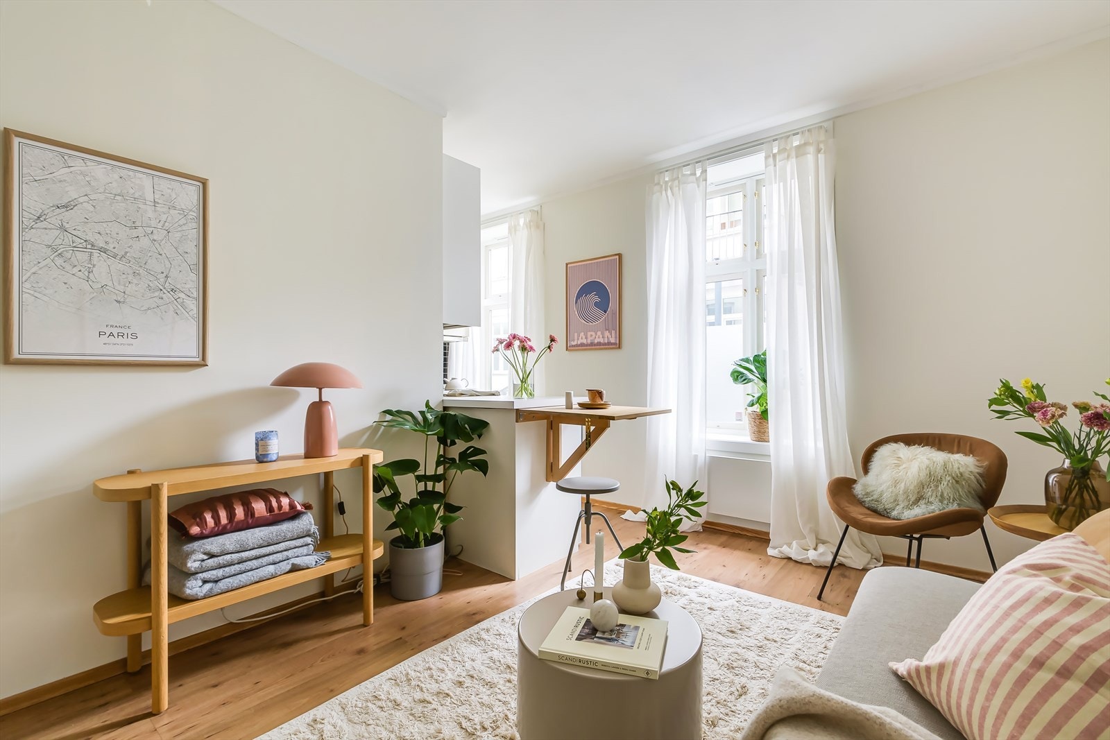 Praktisk kjøkkenløsning som er med på å definere de ulike sonene, og en god løsning med frokostbord man kan slå opp og ned etter behov. Galleribilde