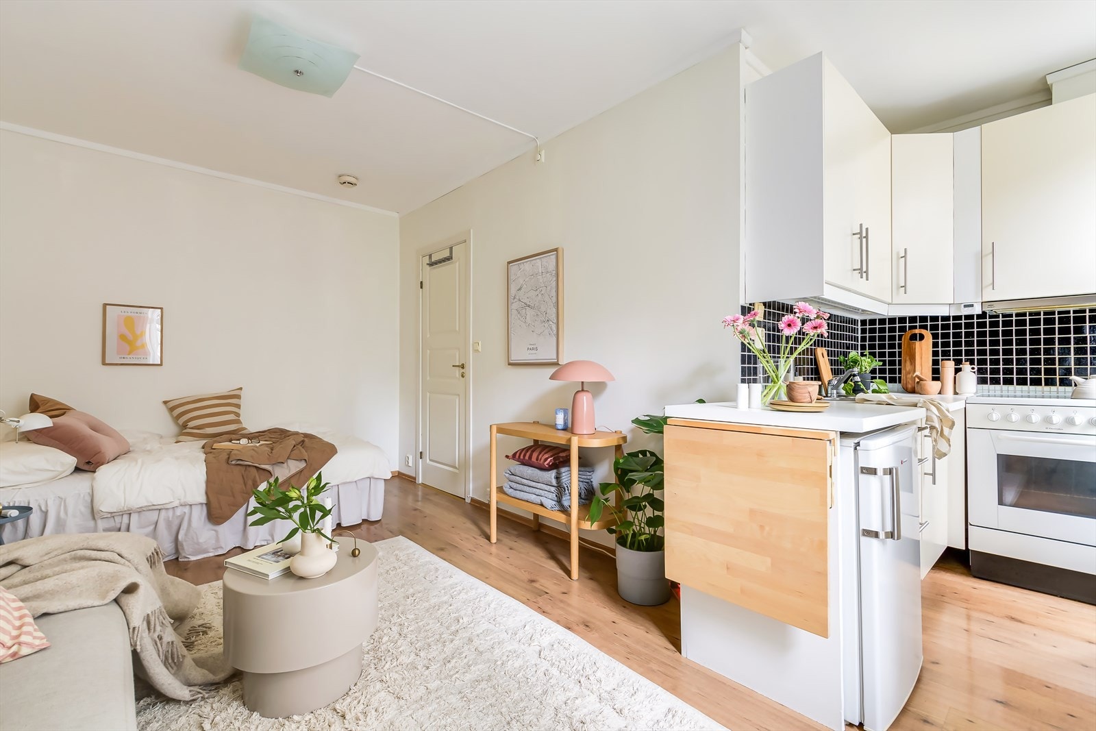 Kjøkkenet ble oppført nytt i 2001 med lyse frontre fra IKEA og laminat benkeplate. Galleribilde