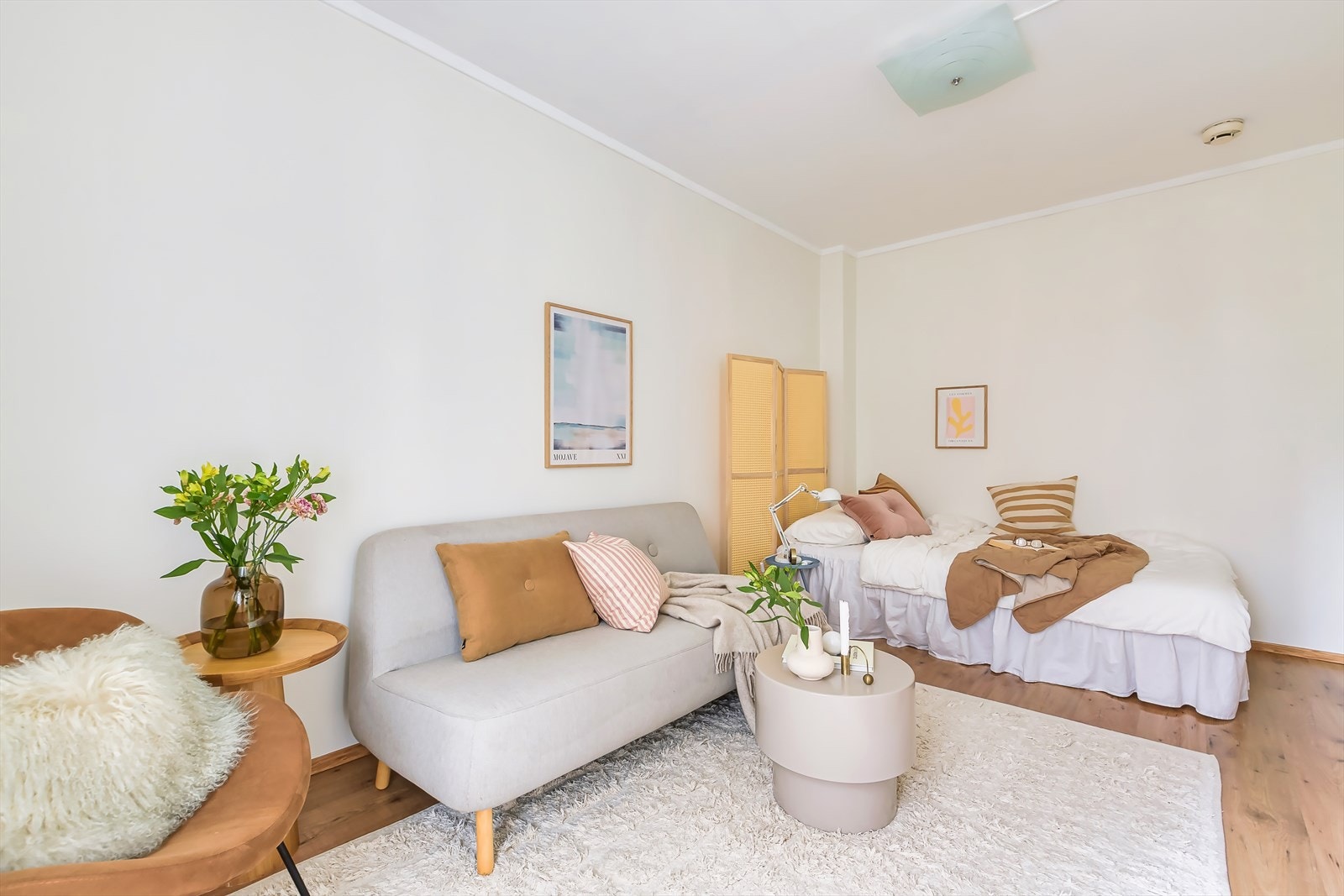 Stuens utforming gir flere møbleringsmuligheter etter ønske og behov - liten sofaseksjon og seng, eller sovesofa for å få bedre plass? Galleribilde